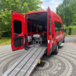 Fahrservice Feller im Einsatz mit Fahrzeug und Auffahrrampe